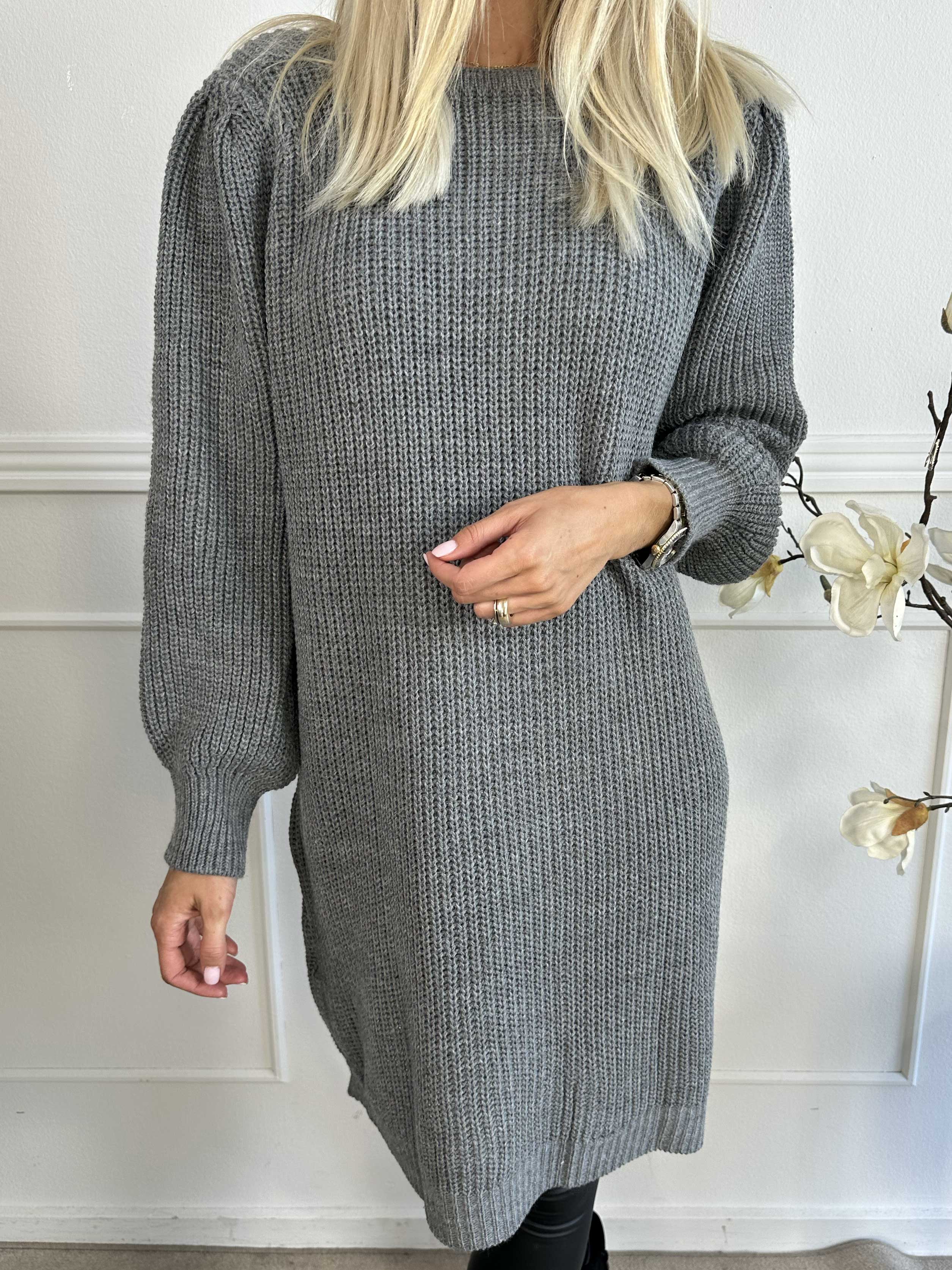 Dajana - Sød strikkjole med ballonærmer